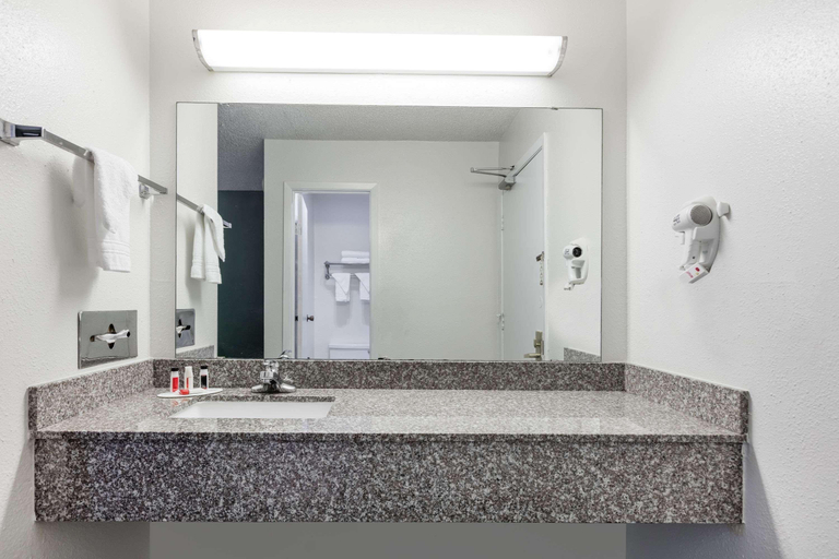 Bathroom 4, Super 8 by Wyndham Sapulpa/Tulsa Area, Creek