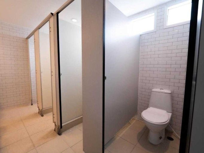 Bathroom 3, RQ Bangkok Sukhumvit 50 by Collection O, Khlong Toey