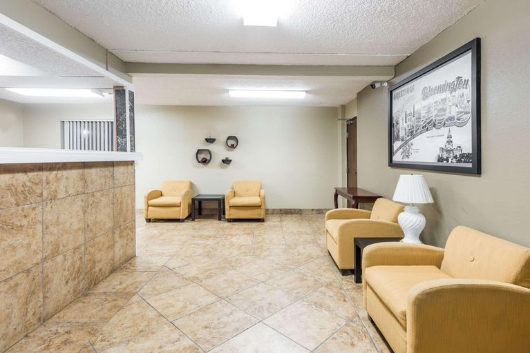 Public Area 2, Super 8 by Wyndham Bloomington/Normal, McLean