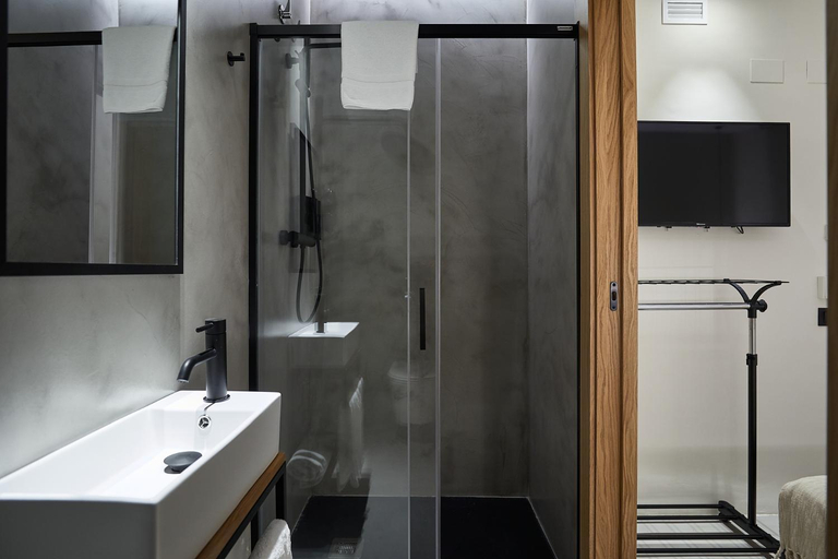 Bathroom 2, Ella Hostel Ramblas, Barcelona
