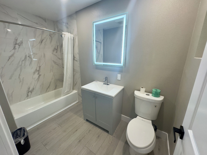 Bathroom 4, Keystone Motel, Los Angeles