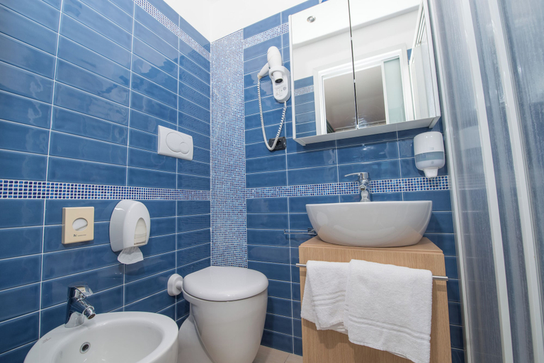 Bathroom 5, H Catullo Malcesine, Verona