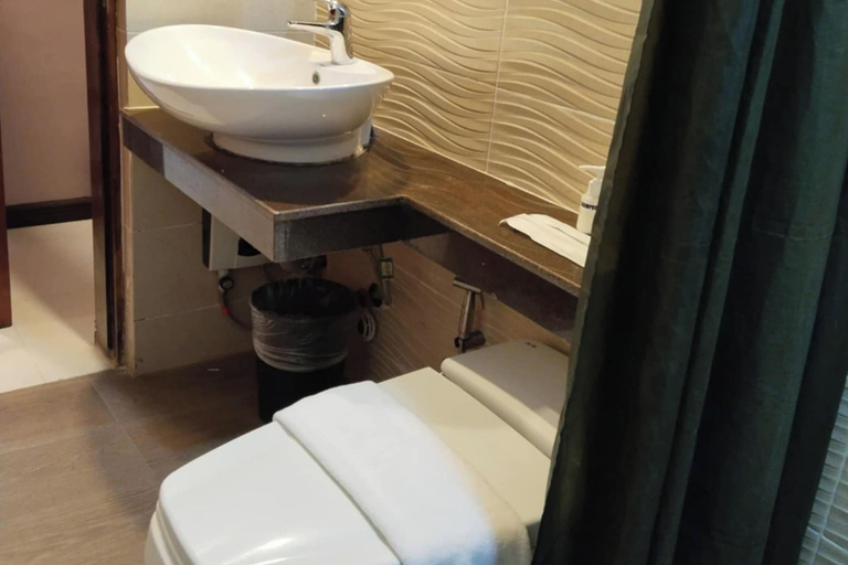 Bathroom 4, Hotel Lapira, Vigan City