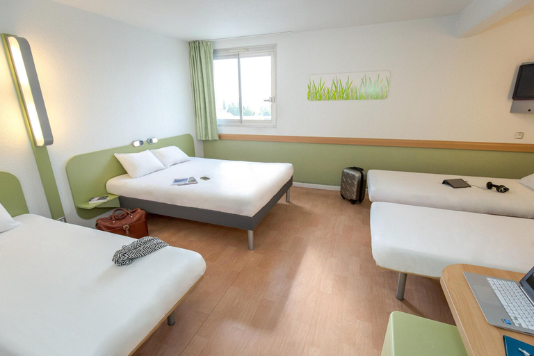Bathroom 4, ibis budget Fréjus Saint Raphäel Centre et Plage, Var