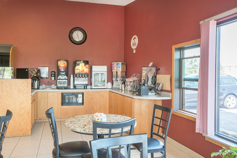 Food & Drinks, Super 8 by Wyndham Worthington Minnesota, Nobles