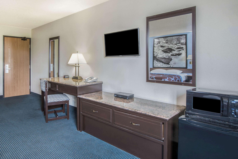 Bedroom 3, Super 8 by Wyndham New Castle, New Castle
