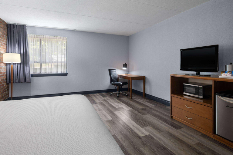 Bedroom 3, Travelodge by Wyndham Downtown Barrie, Simcoe