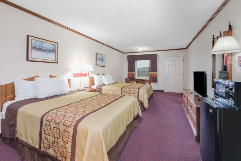 Bedroom 3, Days Inn by Wyndham Monett, Barry
