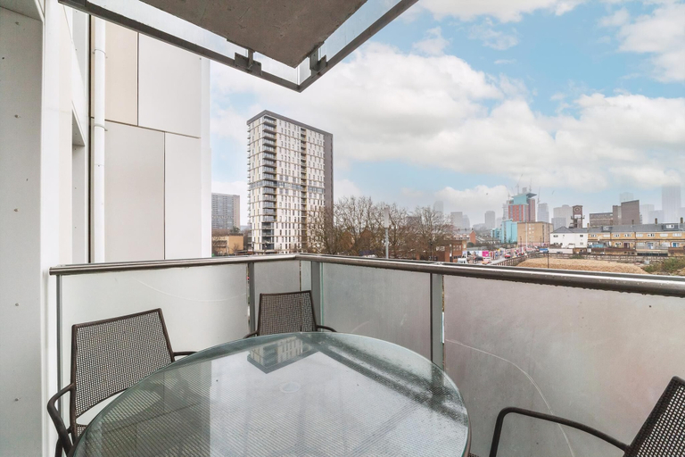 Others 4, Cosy 2-bed Poplar Flat w/ City Views, London