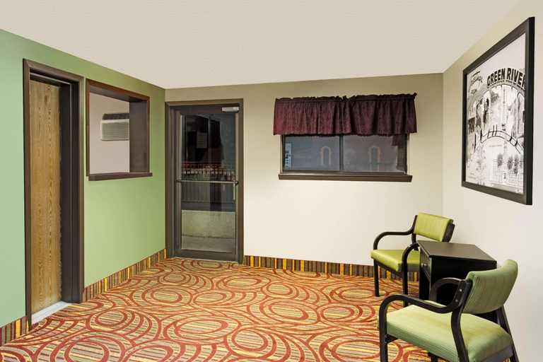 Public Area, Super 8 by Wyndham Green River, Sweetwater