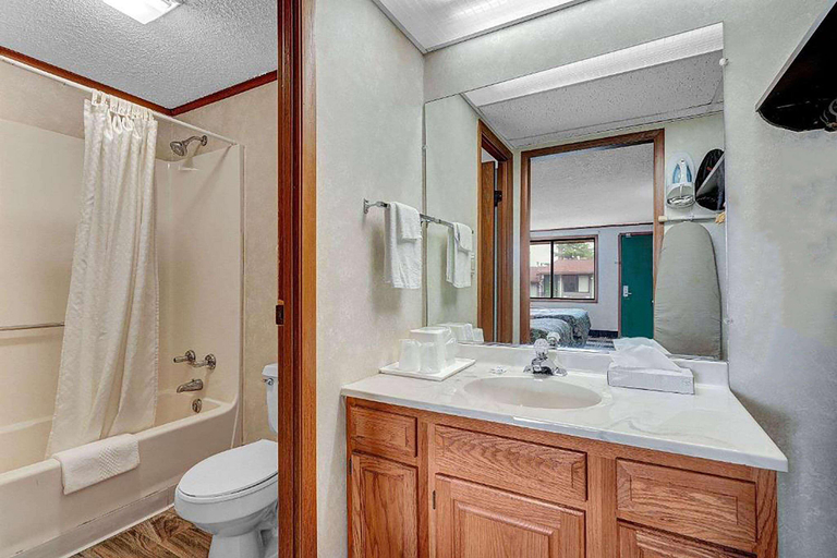 Bedroom 2, Days Inn By Wyndham Liverpool/Syracuse, Onondaga