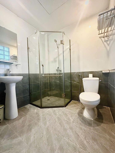 Bathroom 5, Rising Dragon Estate Hotel, Hoàn Kiếm