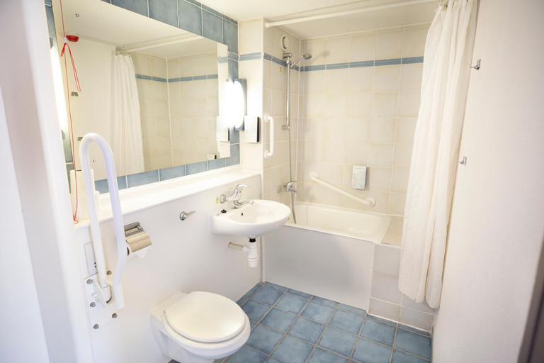 Bathroom 4, Campanile Basildon - East London, Essex