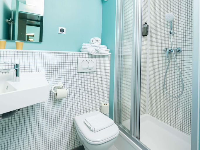 Bathroom 4, ibis budget Lyon Caluire Cité Internationale, Rhône