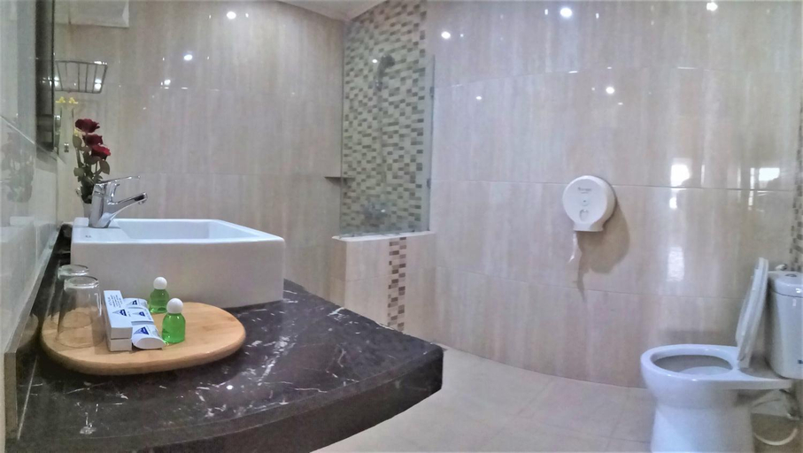 Bathroom 5, Hotel Pelangi Malang, Kayutangan Heritage, Malang