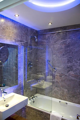 Bathroom 4, Cork's Vienna Woods Hotel & Villas