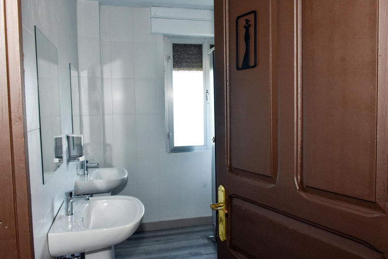 Bathroom, O lar Albergue Larouco, Ourense