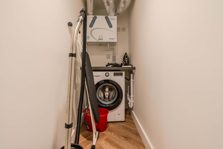 Room 2, The Hidden Suite - 4BR Townhome Roof Top, Manchester