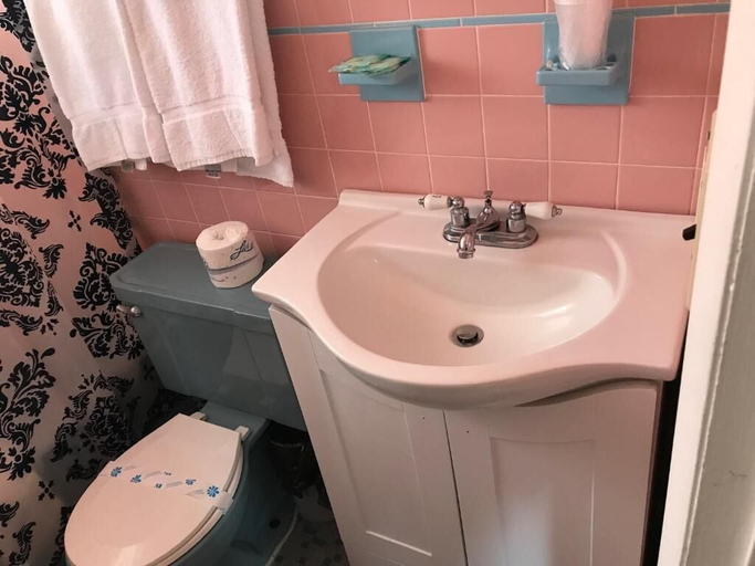 Bathroom 4, El Ray motel, Cape May