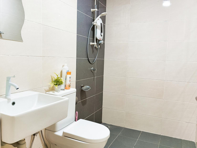 Bathroom, AZFA Suites at De Centrum Putrajaya Bangi FREE wifi, Sepang