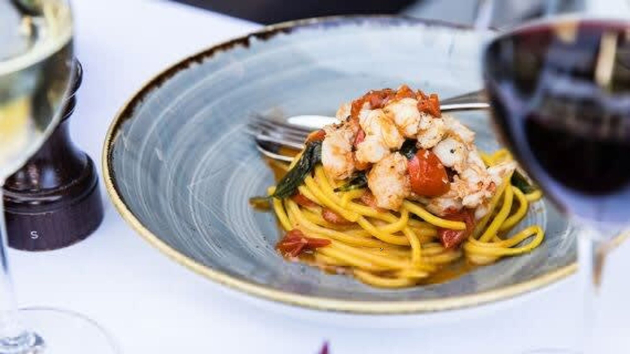 Food & Drinks, Apartment in Iconic Fingerwharf, Sydney