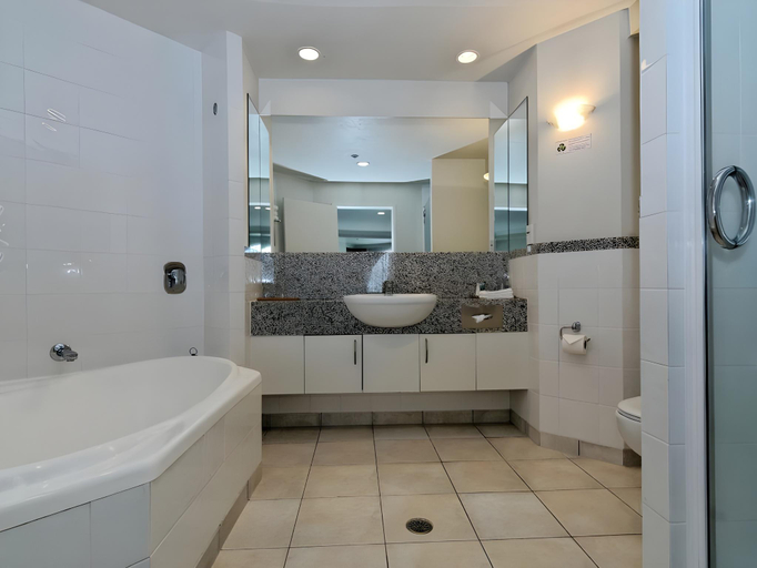 Bathroom 5, Parkside Hotel & Apartments, Waitakere