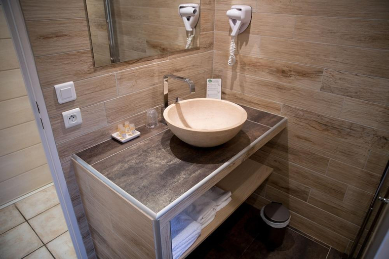 Bathroom 4, Mas de la Sénancole, Vaucluse