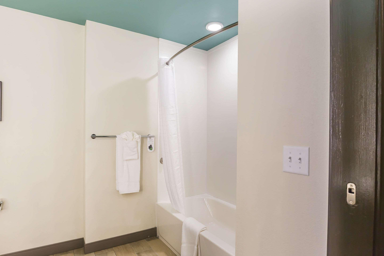 Bathroom 4, Marina Bay Hotel & Suites, an Ascend Hotel Collect, Accomack