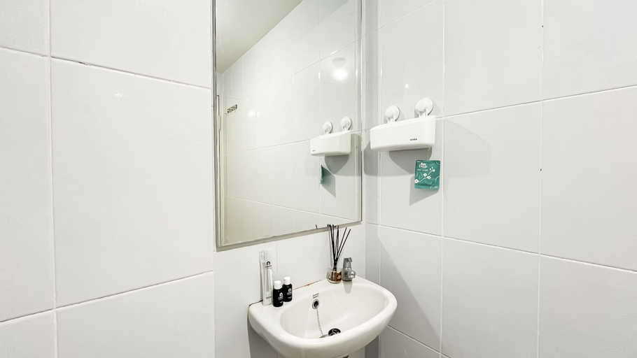 Bathroom 5, Modern Contemporary 1BR at Tokyo Riverside PIK 2 Apartment By Travelio, Tangerang