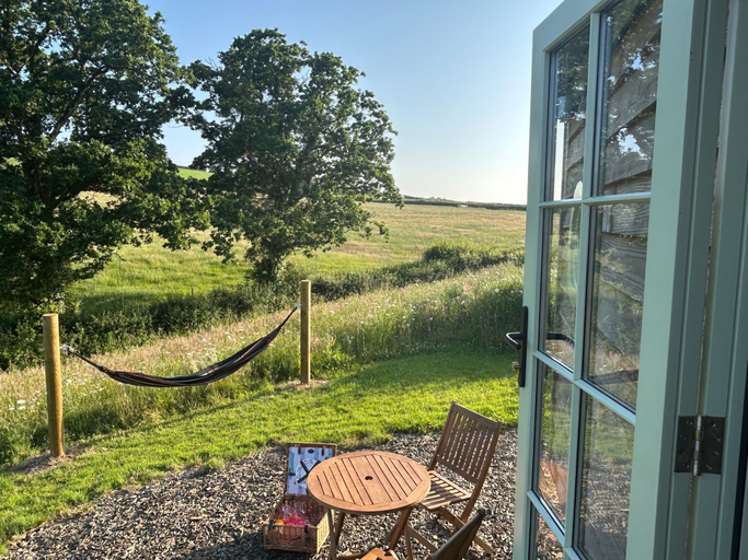 Outdoor dining 2, Cosy Luxury Foxglove Hut With Private Fire Bowl, Devon