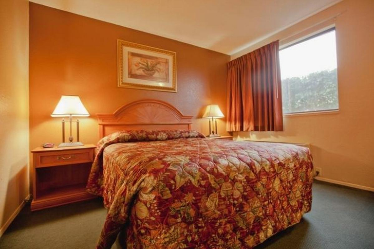 Bedroom 3, Rodeway Inn, King