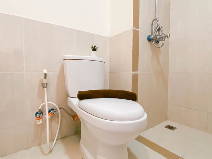 Bathroom 5, Basic 1BR with Extra Room at Meikarta Apartment By Travelio, Cikarang