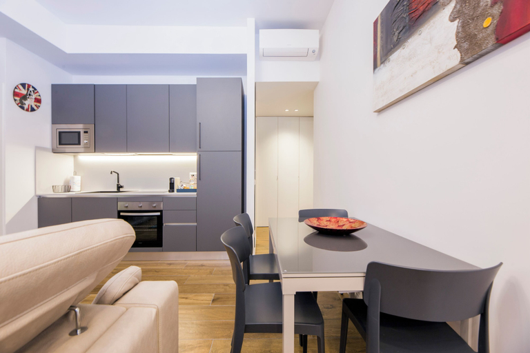 Others 5, Chic apartments in Piazza Dante, Genova