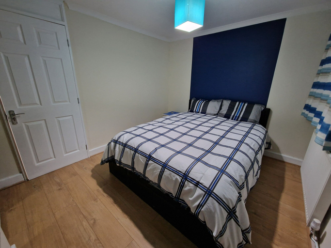 Bedroom 2, SnoozeDen Chalvey – Free Parking, Near M4 J6, Slough