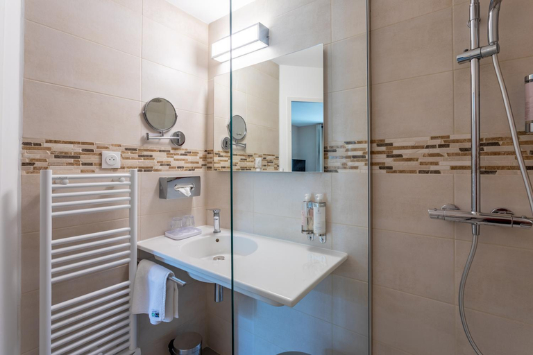 Bathroom 3, Logis Hotel La Bastide De Grignan & Restaurant La Chenaie, Drôme