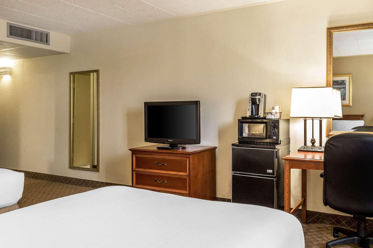 Bedroom 3, Clarion Inn Frederick Event Center, Frederick