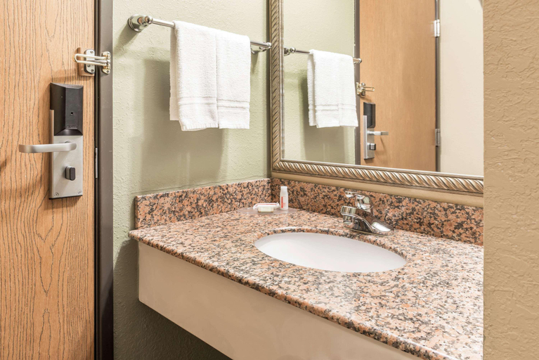 Bathroom 3, Super 8 by Wyndham Greenville, Bond