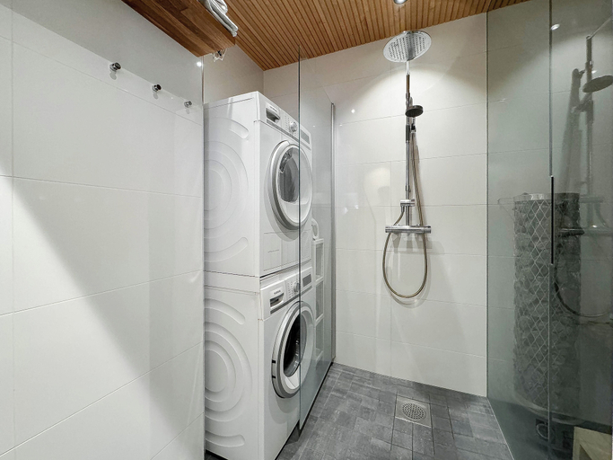 Bathroom 4, Stylish Downtown 2BR Flat with Sauna and Work Area, Uusimaa