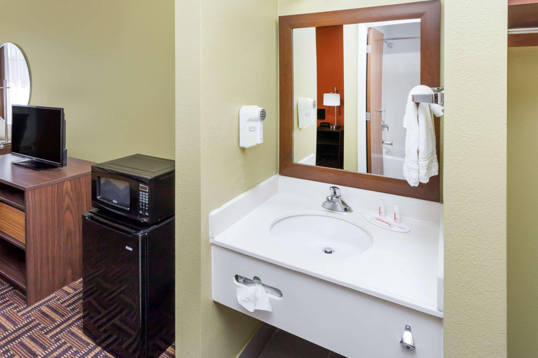 Bathroom 4, Super 8 by Wyndham Rochester, Fulton