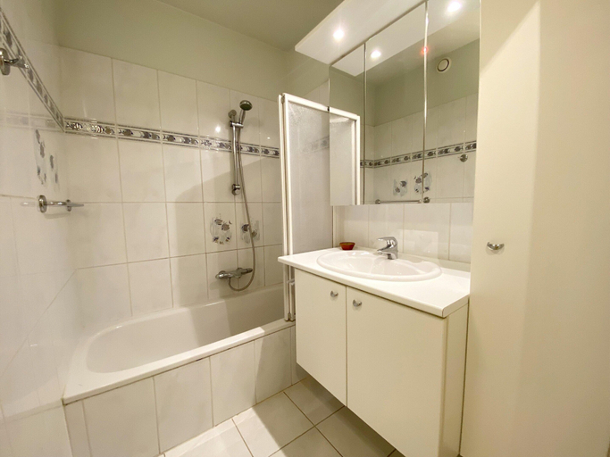 Bathroom, Apartment in Nieuwpoort by the Sea, West-Vlaanderen