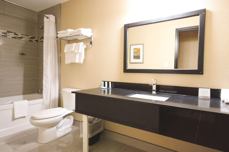 Bathroom 5, Quality Inn Bracebridge, Muskoka