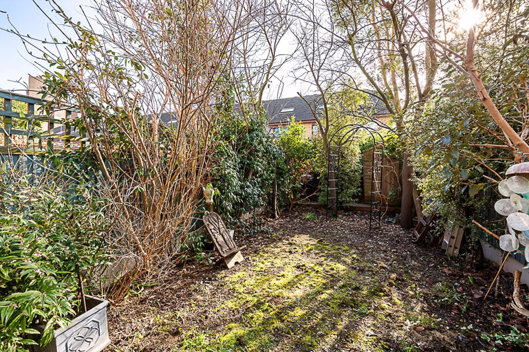 Others 4, Stylish Spacious 3-bed Home in Vibrant Bow, London