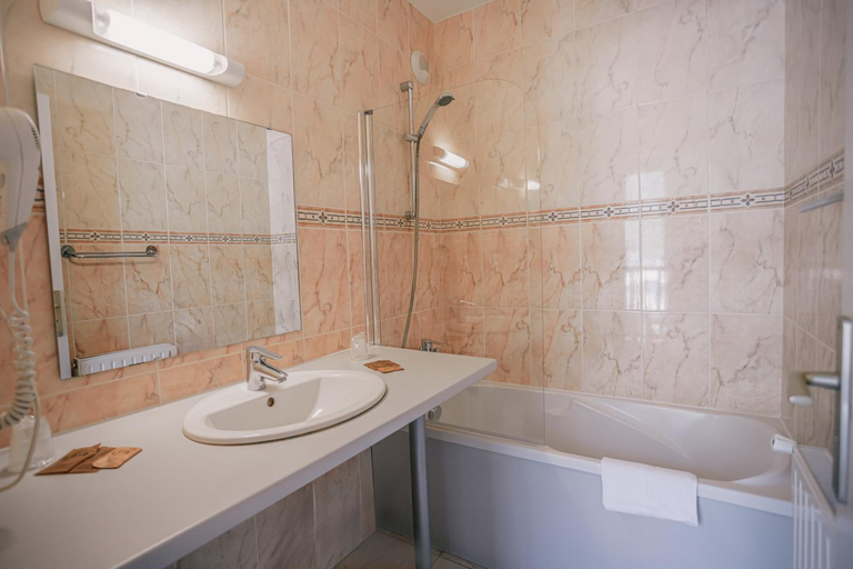 Bathroom 3, Hotel Le Montaigu, Hautes-Pyrénées