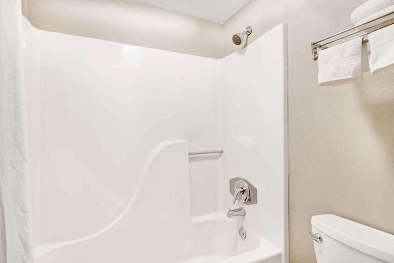 Bathroom 4, Super 8 by Wyndham Lakeland, Shelby