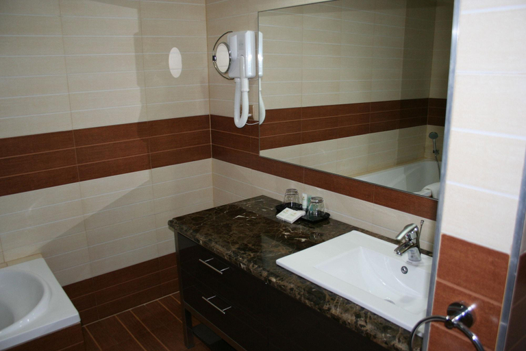 Bathroom 4, Crossroads Hotel Blantyre, Blantyre City