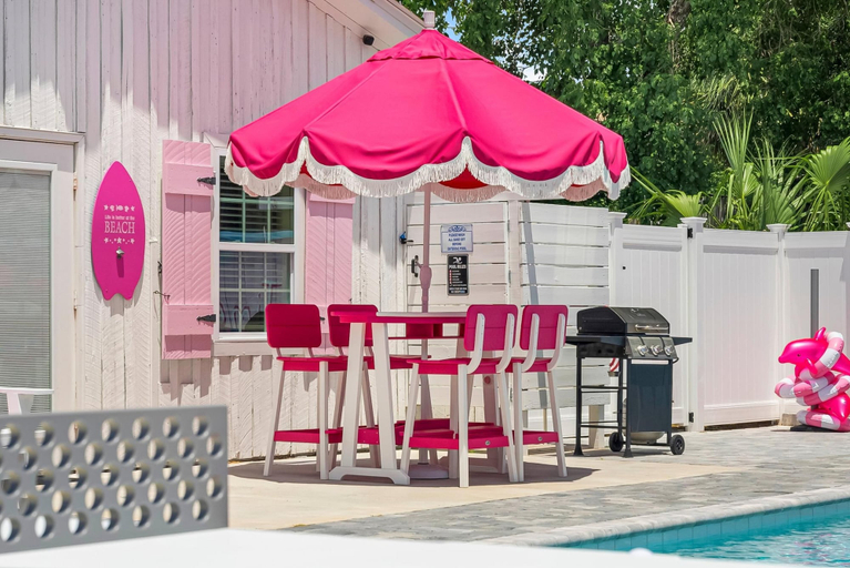 Others 4, Beach House - Pink Prerogative by PHG, Bay