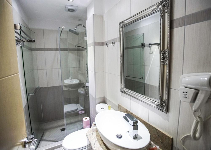 Bathroom 3, Christi's Hotel Borova, Korçës