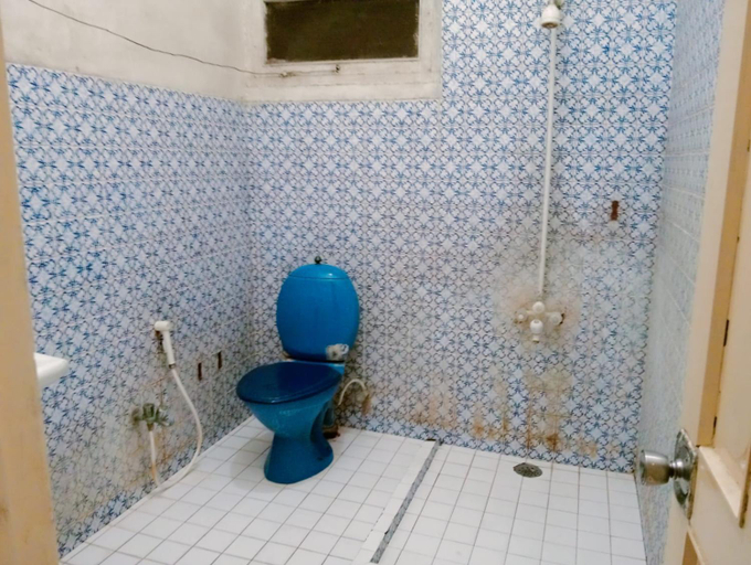 Bathroom 3, New Kingston Motel, Lahore