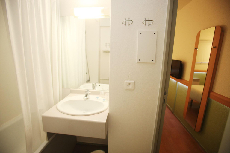Bathroom 5, ibis budget Nantes Sainte-Luce - Hôtel Rénové, Loire-Atlantique