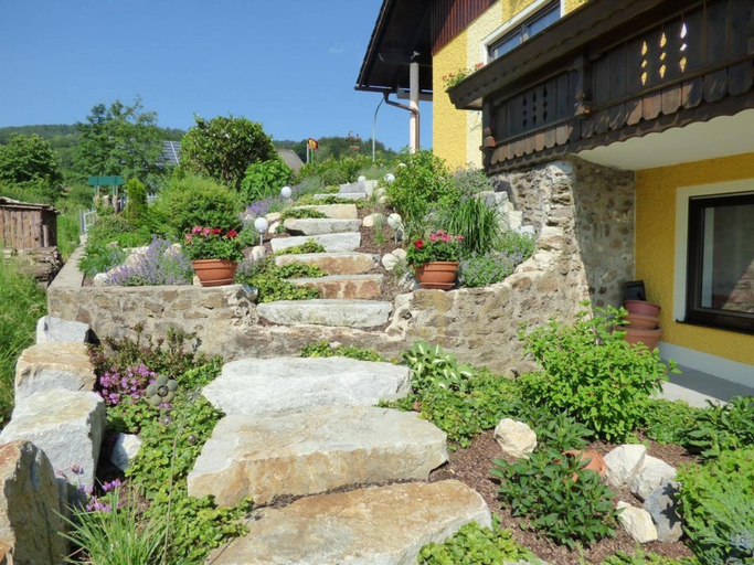 Garden 5, Scenic Apartment With Balcony, Garden, Deckchairs, Barbecue, Cham